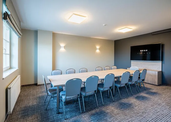 Sezony. Restauracja I فندق كوسترزين