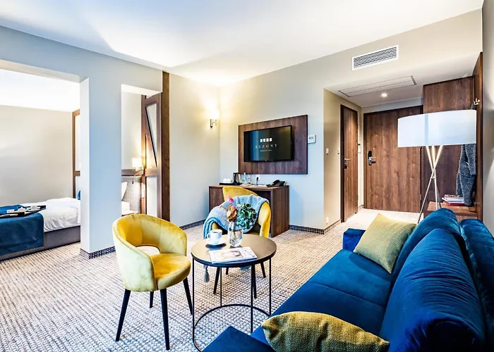 Sezony. Restauracja I فندق كوسترزين