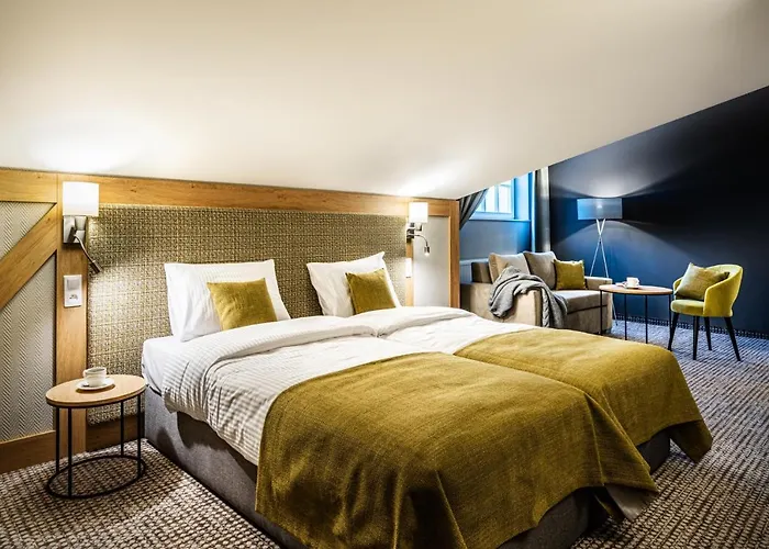 Sezony. Restauracja I كوسترزين